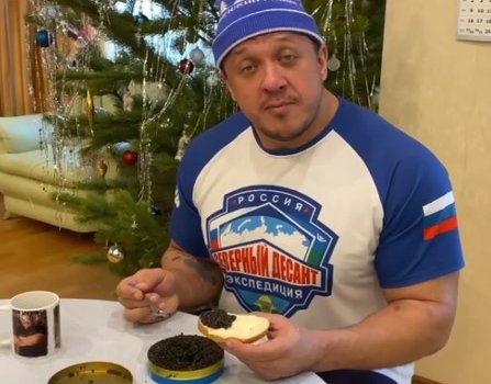 Кокляев читает стих и ест черную икру (Видео)