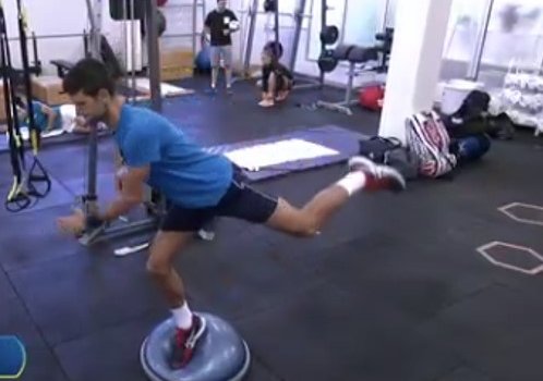 Джокович провел тренировку на координацию (Видео)