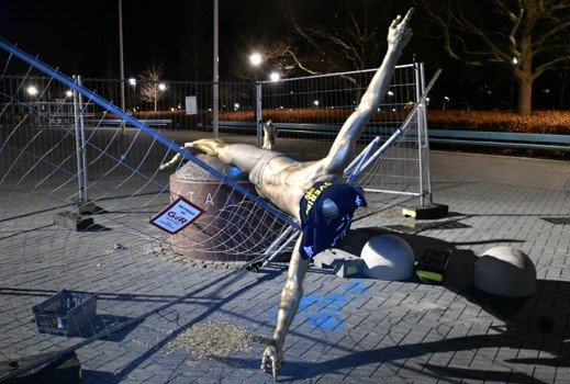 Ибрагимовичу «сломали ноги» - статуя в Мальме рухнула