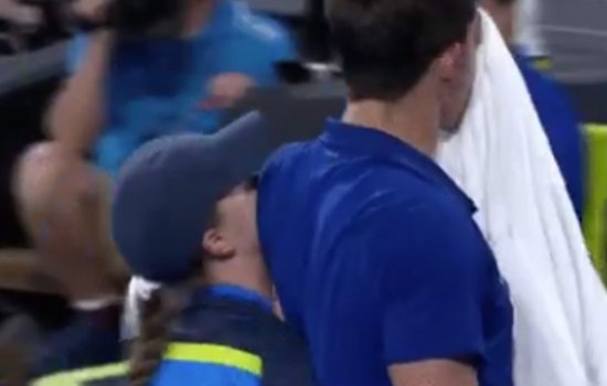 Девушка случайно врезалась в теннисиста на корте (Видео)