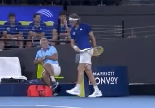 Циципас проиграл Кирьосу и едва не травмировал своего отца (Видео)