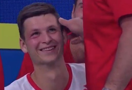 Польский теннисист Хуркач сам себе случайно подбил глаз (Видео)