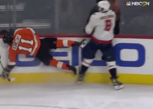 Овечкин силовым приемом впечатал канадца в борт (Видео)