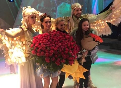 Загитовой после шоу подарили гигантский букет роз