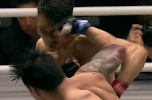 Монгольский боец Золтсетсег боковым ударом «вырубил» китайца (ONE)