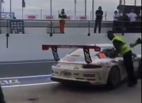 Дикий случай на гонках в ОАЭ: механик толкнул конкурента на машину (Видео)