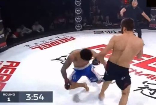 Сулейманов нокаутировал китайца локтем с разворота (Видео)