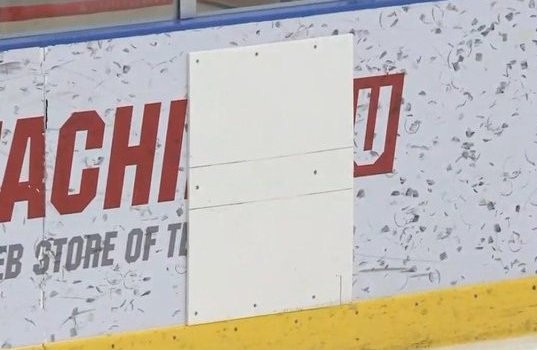 На матче ВХЛ китайцы починили борт с помощью фанеры (Фото)