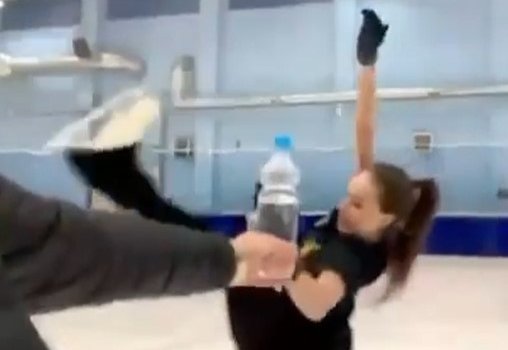 Загитова не смогла повторить «челлендж с бутылкой» (Видео) Загитова не смогла повторить «челлендж с бутылкой» (Видео)