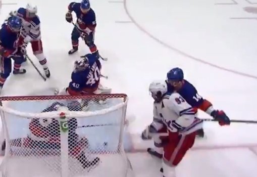 Защитник Райан Пулок камнем бросился на лед и сделал супер сэйв (Видео)