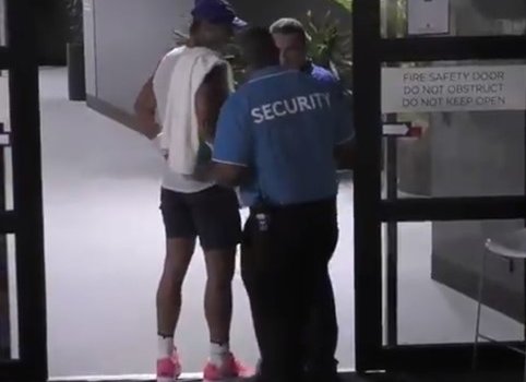 Охранник не узнал Надаля и требовал у него пропуск (Видео) Охранник не узнал Надаля и требовал у него пропуск (Видео)