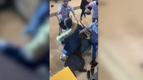 На турнире ММА в Москве зрители устроили драку стульями (Видео)