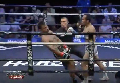 Рефери решил упасть «за компанию» - глубокий нокаут в тайском боксе (Видео)