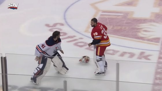 Вратари Смит и Тэлбот устроили драку в НХЛ (Видео)