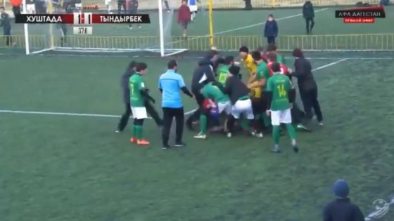 В Дагестане футболисты устроили массовую драку на поле (Видео) В Дагестане футболисты устроили массовую драку на поле (Видео)