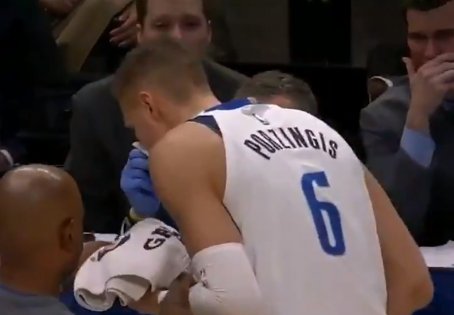 Порзингису сломали нос в НБА - зрители на первом ряду в шоке (Видео)