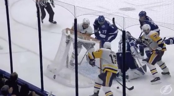 Василевский сделал слепой сэйв «задней» ногой (Видео)