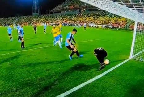 Молодой уругвайский вратарь затолкал курьезный автогол (Видео)