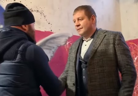 Емельяненко и Исмаилов любезно пообщались на лестнице (Видео)