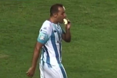 В чемпионате Аргентины футболист играл матч, ел банан и забил победный гол (Видео)