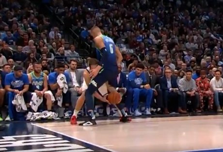 Боян Богданович исполнил трюк между ног у Порзингиса (Видео)