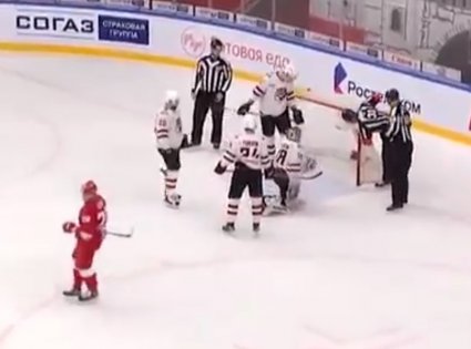 Судьи «не поверили» в сэйв Аликина - искали шайбу в воротах (Видео) Судьи «не поверили» в сэйв Аликина - искали шайбу в воротах (Видео)