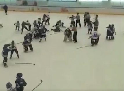 В Тольятти подрались две команды 11-летних хоккеистов (Видео) В Тольятти подрались две команды 11-летних хоккеистов (Видео)