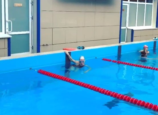 Елена Исинбаева осваивает плавание баттерфляем (Видео)