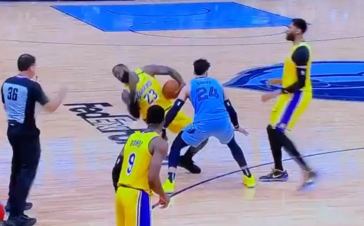 Леброн «нарисовал» фол - команде это не помогло (Видео)