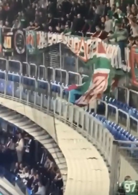 Фанат Зенита на гостевом секторе