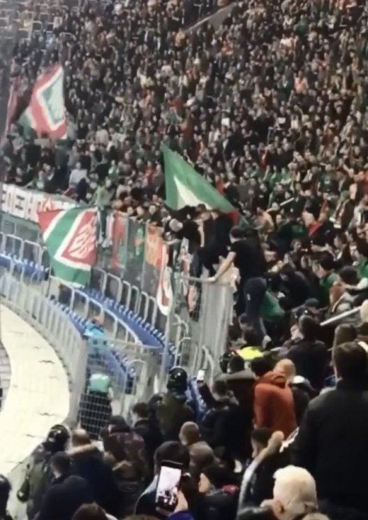 Болельщики Локомотива из-за баннера избили фаната Зенита (ФОТО)