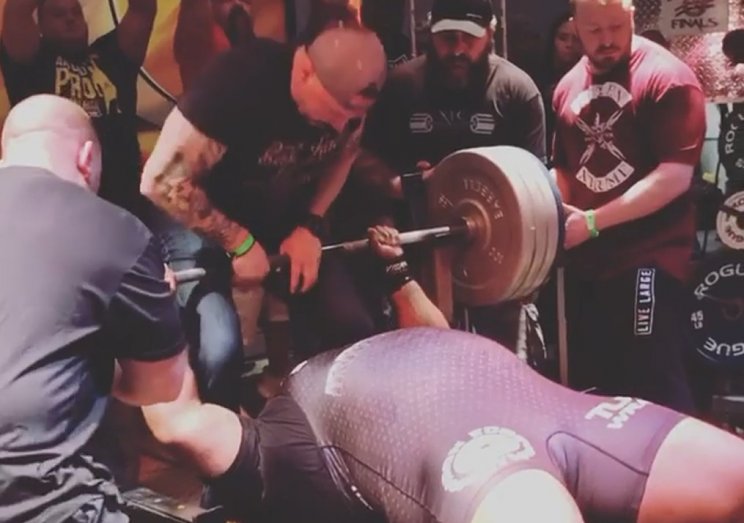 Мэддокс первым в мире выжал 350 кг от груди - без экипировки (Видео)