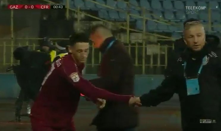 Абсурд в румынском футболе: Петреску сделал замену уже на 1-й минуте матча (Видео)