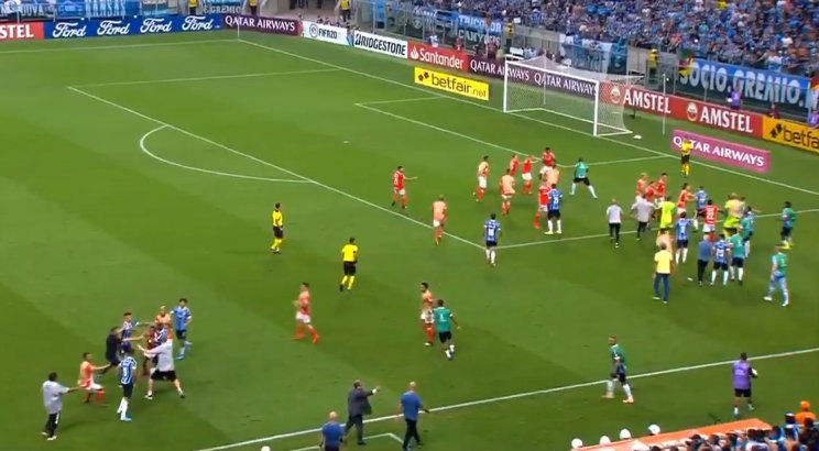 Футболисты «Гремиу» и «Интернасьонала» устроили массовую драку на поле (Видео)