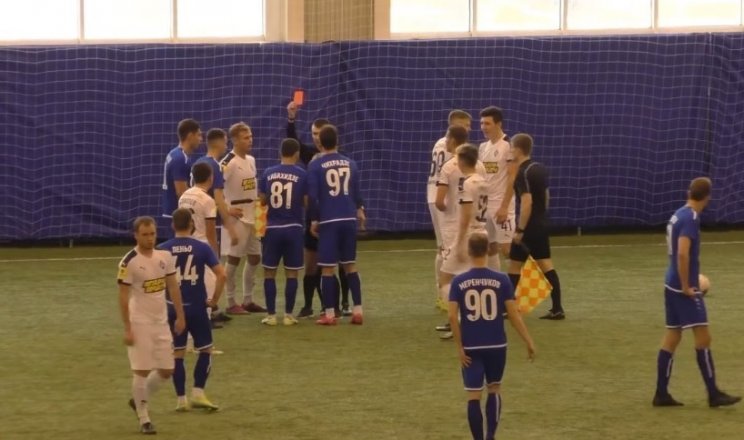 Судья раздаёт красные карточки