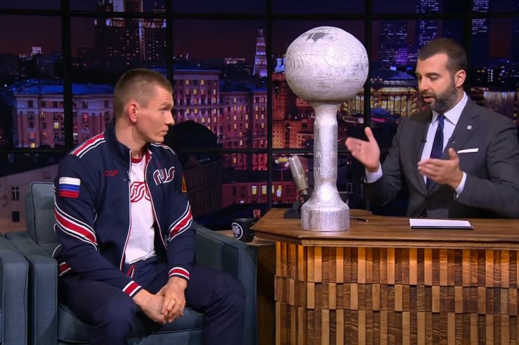 Отец Большунова подарил сыну-лыжнику Кубок мира из дерева (Видео)