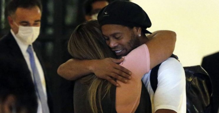 Роналдиньо выпустили из тюрьмы под залог 1,6 млн $