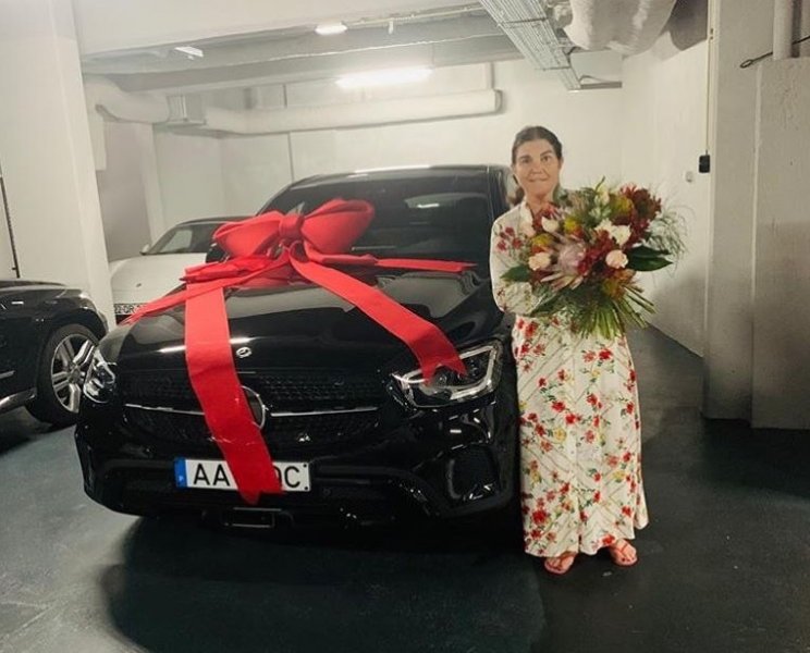 Авейру с подарком