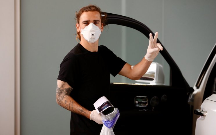 Месси, Гризманн и другие игроки Барселоны сдали тесты на коронавирус в масках (ФОТО)