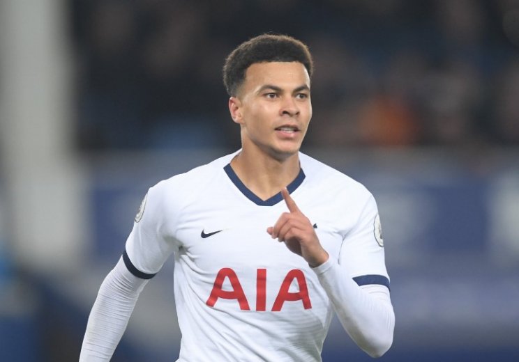 Алли угрожали ножом - дом футболиста ограбили