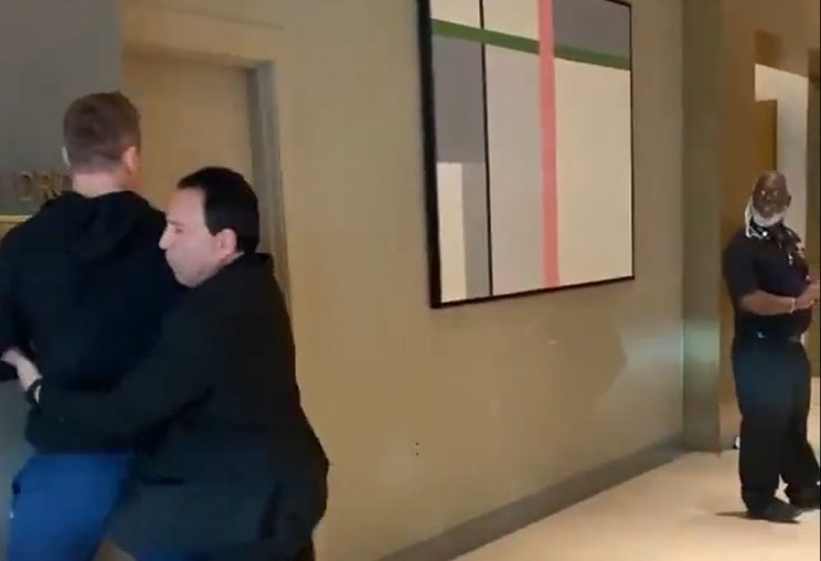 Итальянский боец Веттори пытался напасть на соперника возле отеля (Видео)