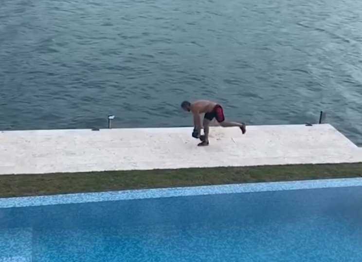 Жена Овечкина опубликовала тренировку хоккеиста на берегу реки (Видео)