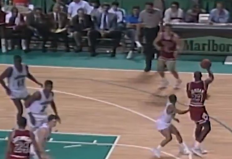 Лучшие обманные финты Майкла Джордана (Видео)