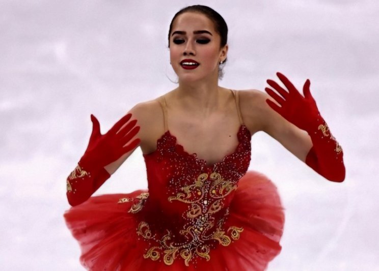 Алина Загитова отмечает 18-летие