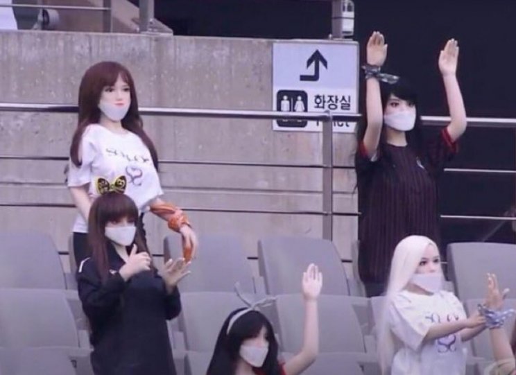 На матче корейского «Сеула» оказались «зрители» из интим-магазина 