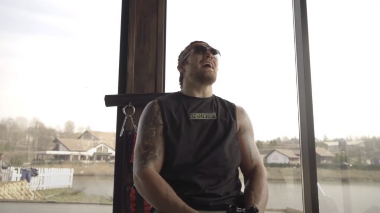 Усик запел на французском и станцевал (Видео)