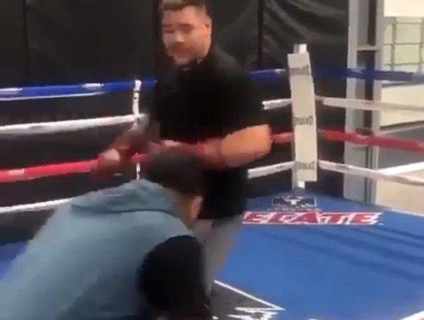 Энди Руиз на тренировке «заехал» спарринг-партнеру (Видео) Энди Руиз на тренировке «заехал» спарринг-партнеру (Видео)