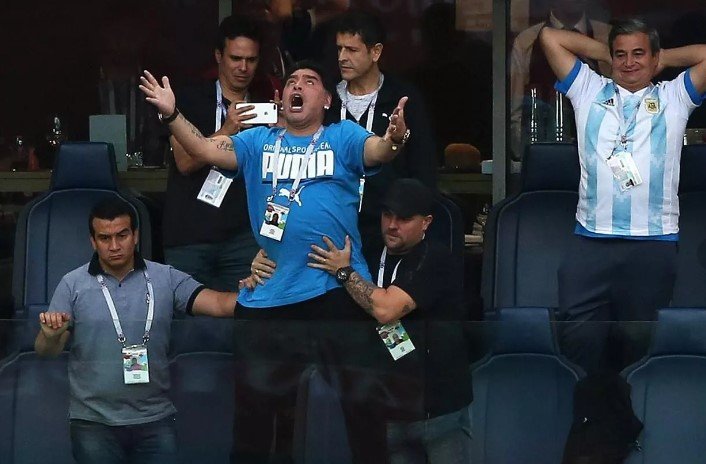 Марадона в своем стиле: неадекватный танец со спущенными штанами (Видео) Марадона в своем стиле: неадекватный танец со спущенными штанами (Видео)