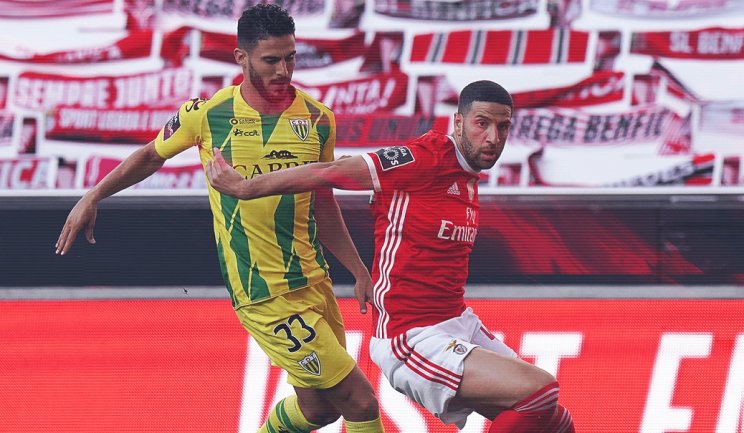 Таарабт ведёт борьбу за мяч