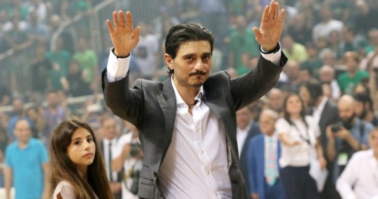 Фанаты баскетбольного «Панатинаикоса» пришли штурмовать дом владельца (Видео)